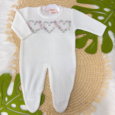 Macacão de Linha Paola Branco com Lilás e Rosa Macacão de Linha Paola Branco com Lilás e Rosa